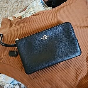 Coach Double zipper Wristlet. F87587